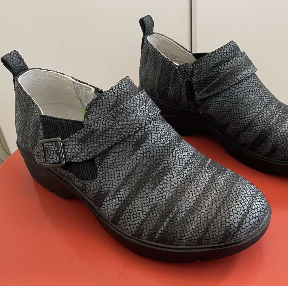 Align Women’s Arya - Monk-Stap Clogs.100% Leather.Slip resistant Sole. Brand New